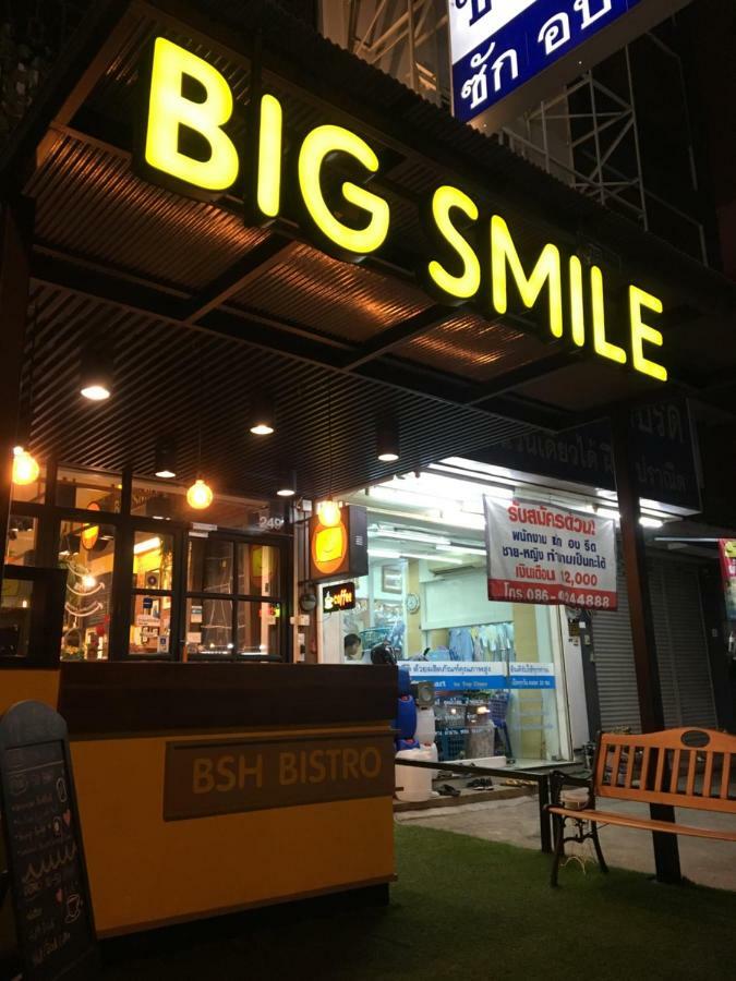 Big Smile Hotell Bangkok Exteriör bild