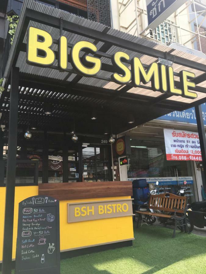 Big Smile Hotell Bangkok Exteriör bild