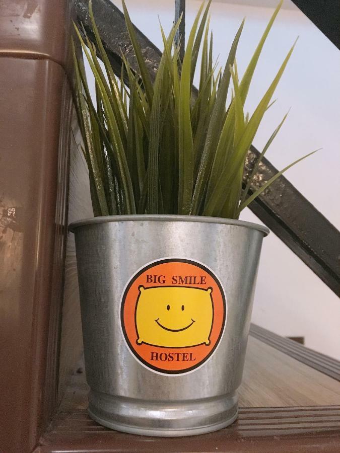 Big Smile Hotell Bangkok Exteriör bild